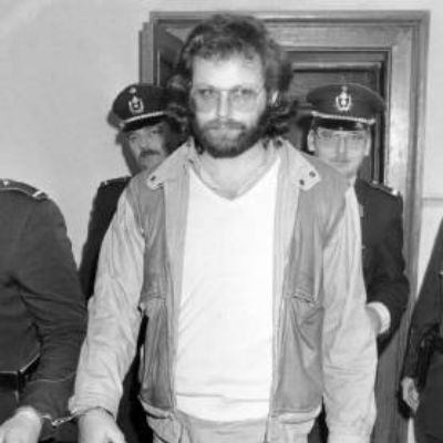 Clark Olofsson is being escorted by cops in this picture.